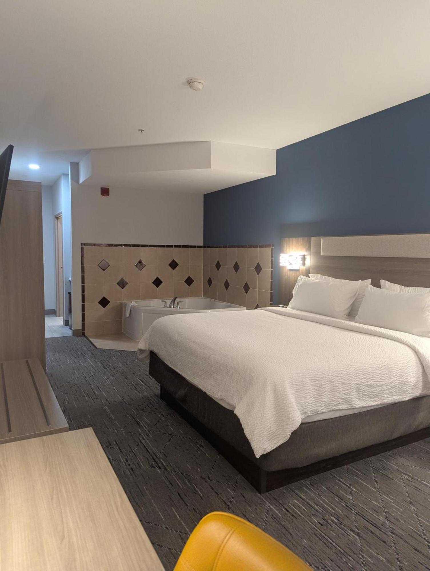 Holiday Inn Express Hotel & Suites Loveland By Ihg Exterior photo